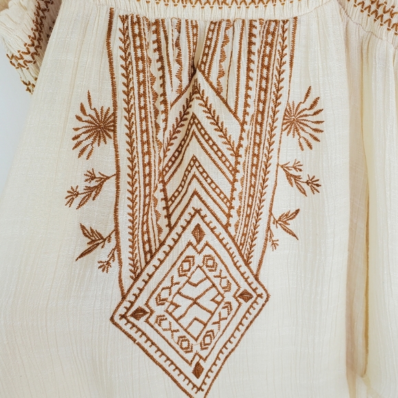 MINE small off the shoulder top - Picture 3 of 9